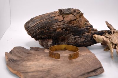Mosiężna bransoleta z Młotem Thora i nordyckim grawerem – handmade