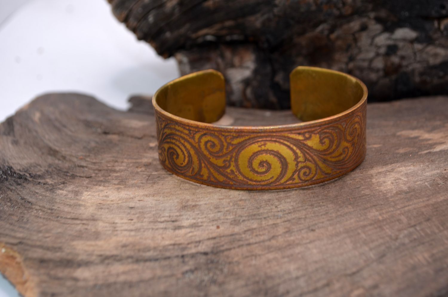 Mosiężna bransoleta ze spiralnym ornamentem – grawer chemiczny, handmade