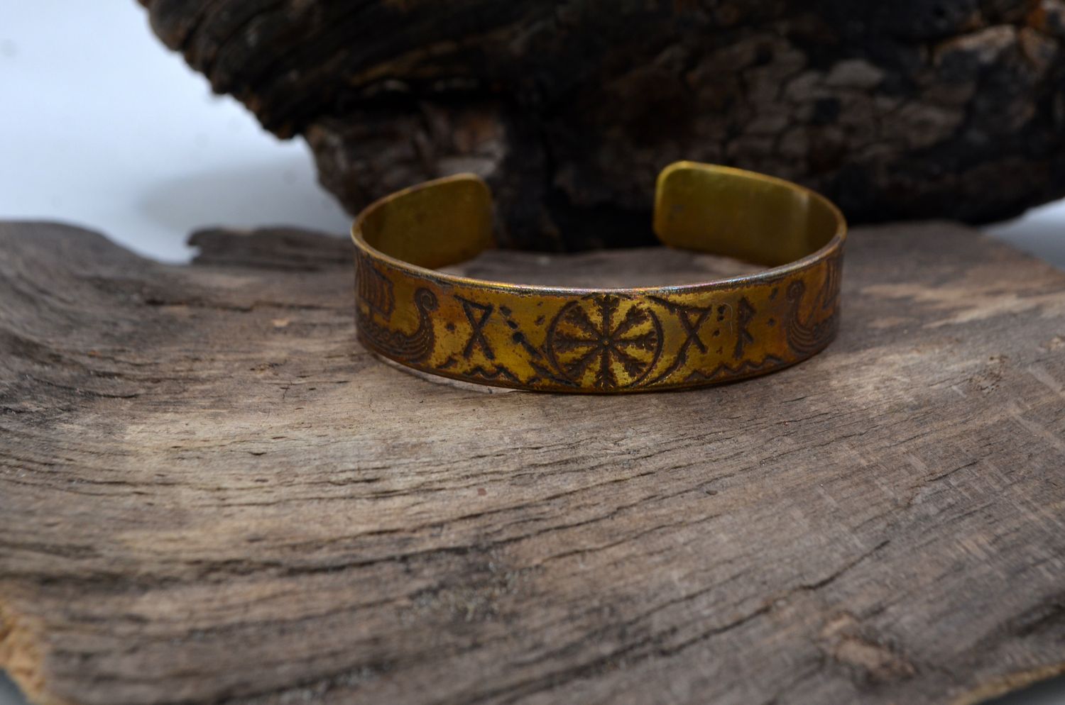 Mosiężna bransoleta nordycka z drakkarami i runami – grawer chemiczny, handmade