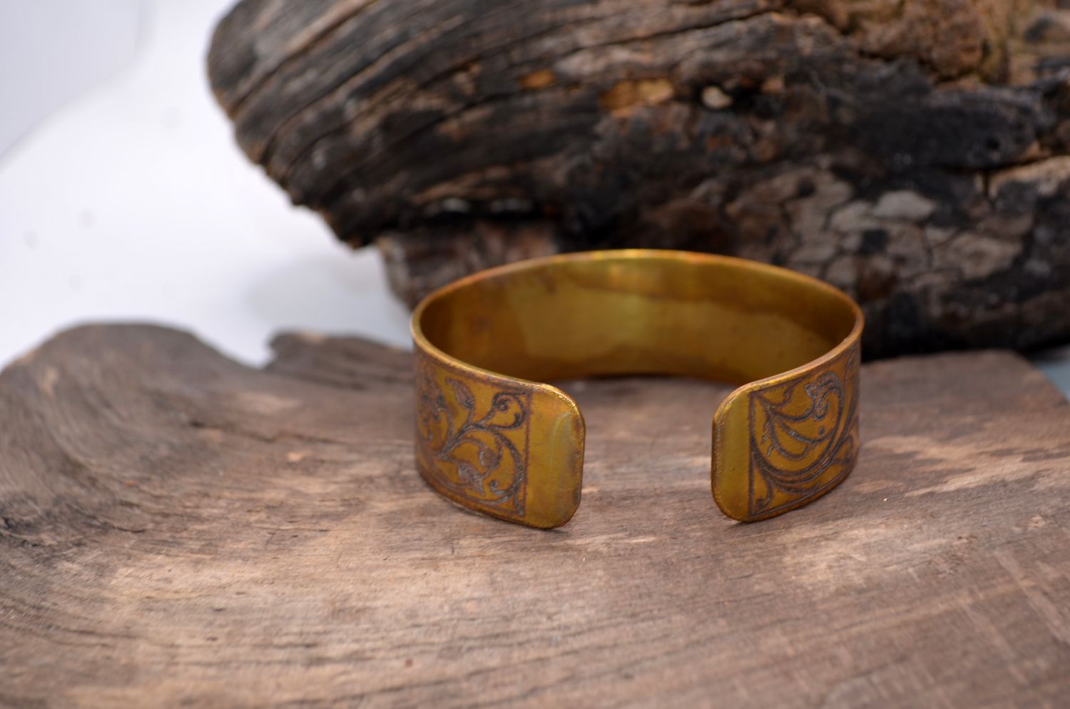 Mosiężna bransoleta z ornamentem roślinnym – grawer chemiczny, handmade