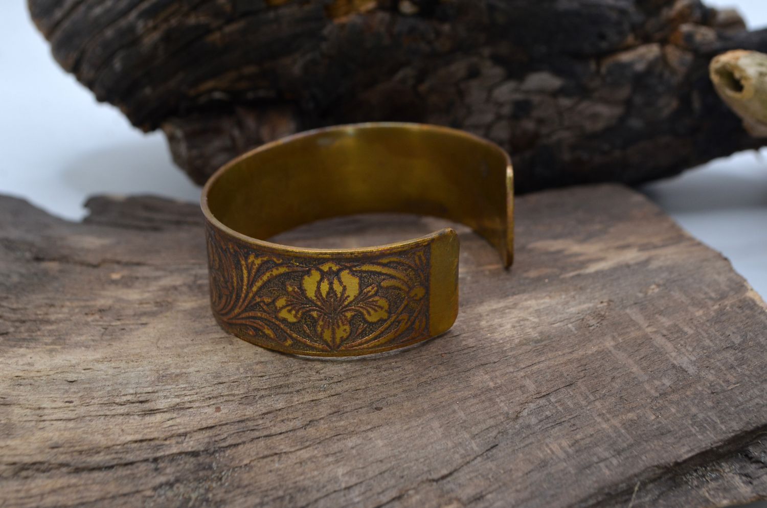 Mosiężna bransoleta z kwiatowym ornamentem – grawer chemiczny, handmade
