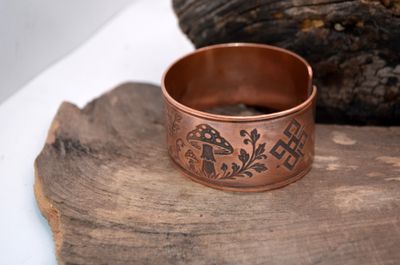 Miedziana bransoleta z Amanitą i ornamentem – grawer chemiczny, handmade - muchomor
