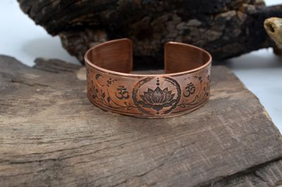 Miedziana bransoleta z lotosem i symbolem Om – grawer chemiczny, handmade
