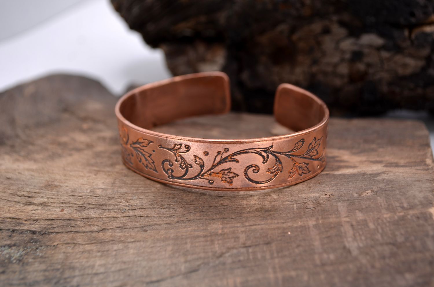 Miedziana bransoleta z ornamentem liści – grawer chemiczny, handmade