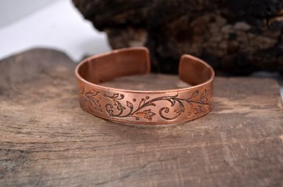 Miedziana bransoleta z ornamentem liści – grawer chemiczny, handmade
