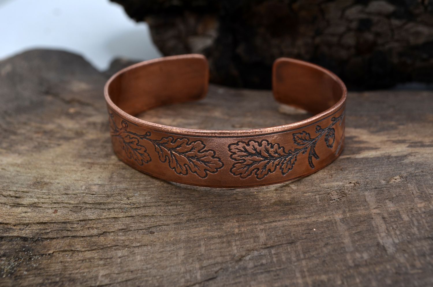 Miedziana bransoleta z liśćmi dębu i żołędziami – grawer chemiczny, handmade