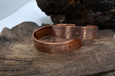 Miedziana bransoleta z ornamentem kwiatowym – grawer chemiczny, handmade