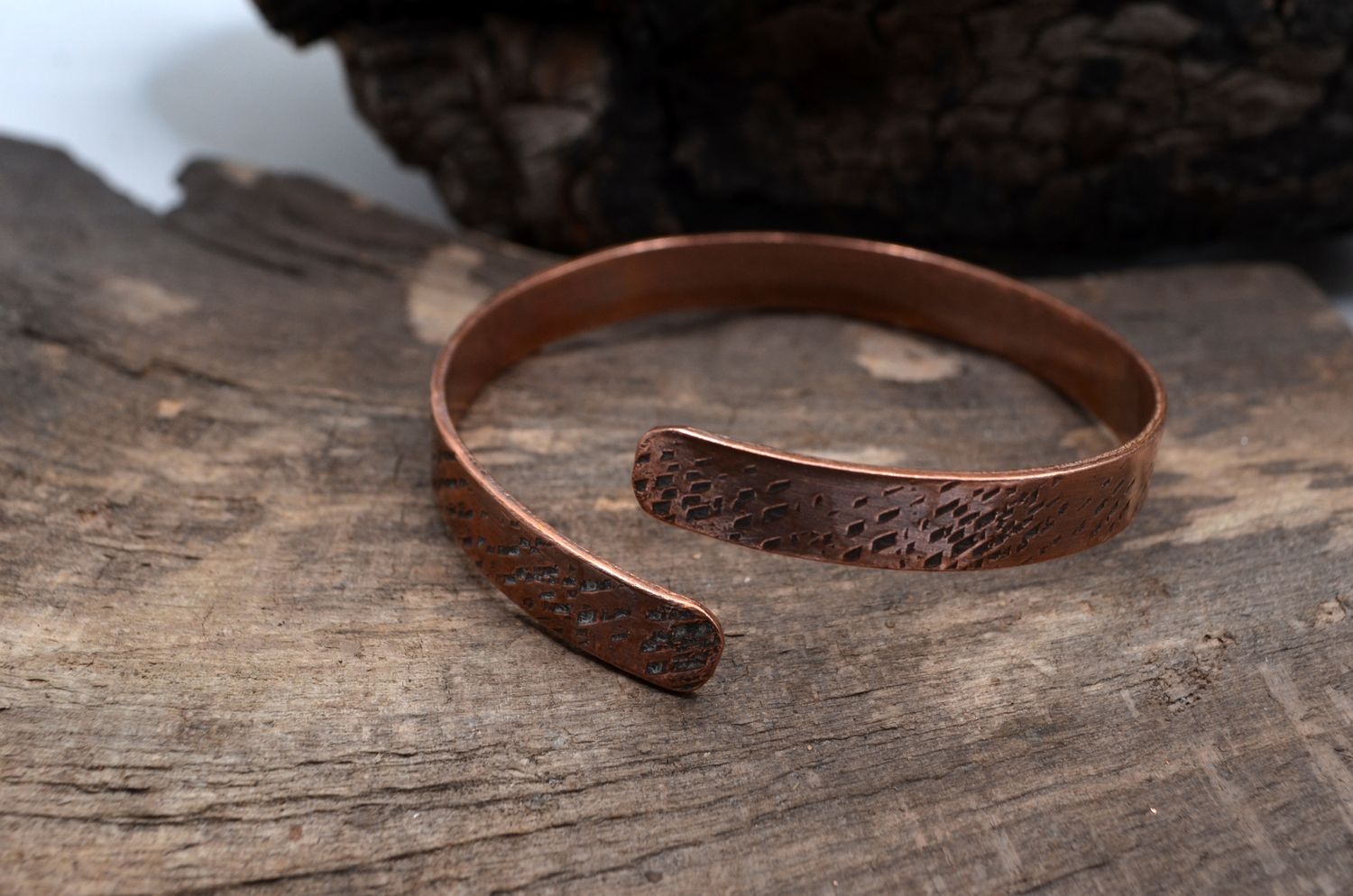 Miedziana bransoleta kuta – ręcznie fakturowana, handmade