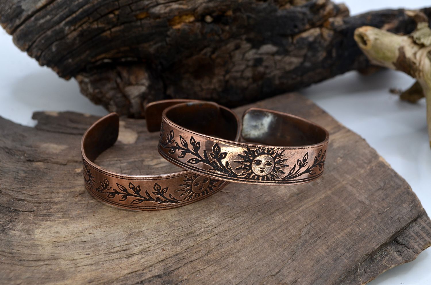 Miedziana bransoleta ze Słońcem i ornamentem roślinnym – grawer chemiczny, handmade