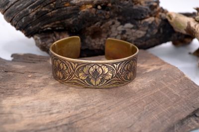Mosiężna bransoleta z kwiatowym ornamentem – grawer chemiczny, handmade