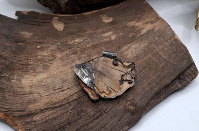 Zawieszka ze skamieniałym drewnem – miedź i cyna, technika Tiffany’ego – handmade