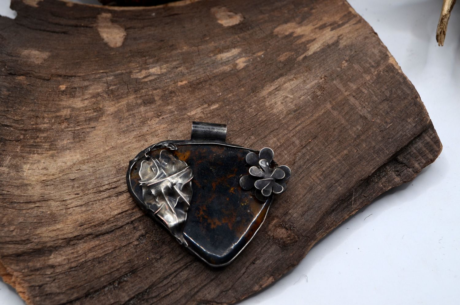 Zawieszka z bursztynem birmańskim – miedź i cyna, technika Tiffany’ego – handmade