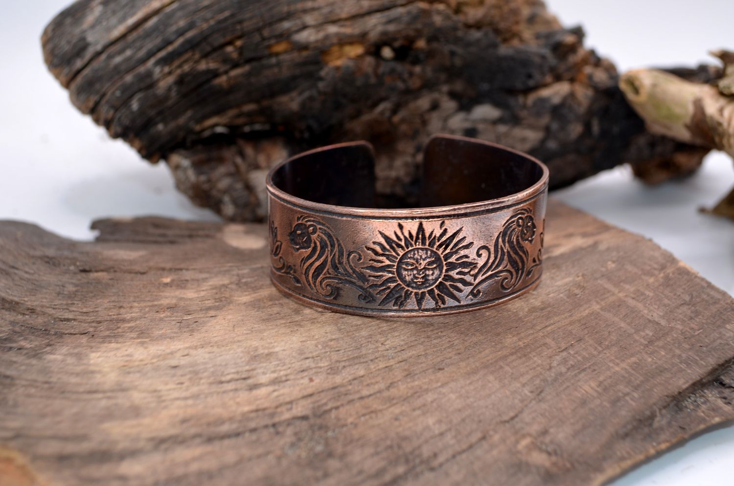 Miedziana bransoleta ze Słońcem, lwami i Księżycem – grawer chemiczny, handmade
