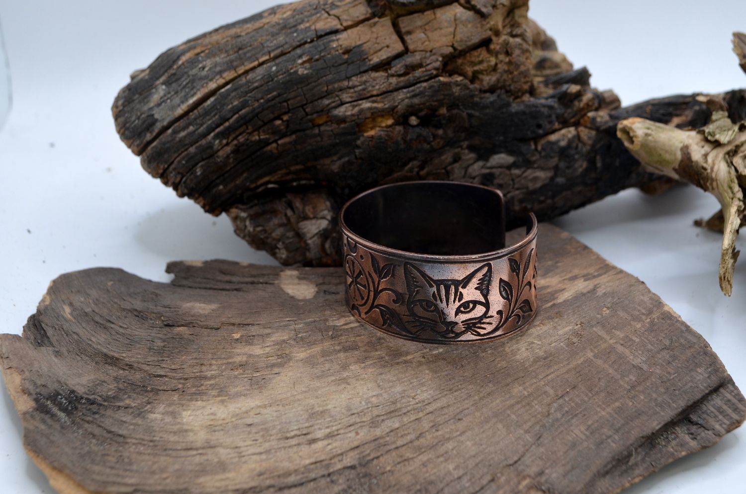 Miedziana bransoleta z kotami i ornamentem roślinnym – grawer chemiczny, handmade