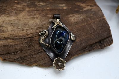 Zawieszka z labradorytem, konikiem morskim i ptakiem – miedź i cyna, handmade