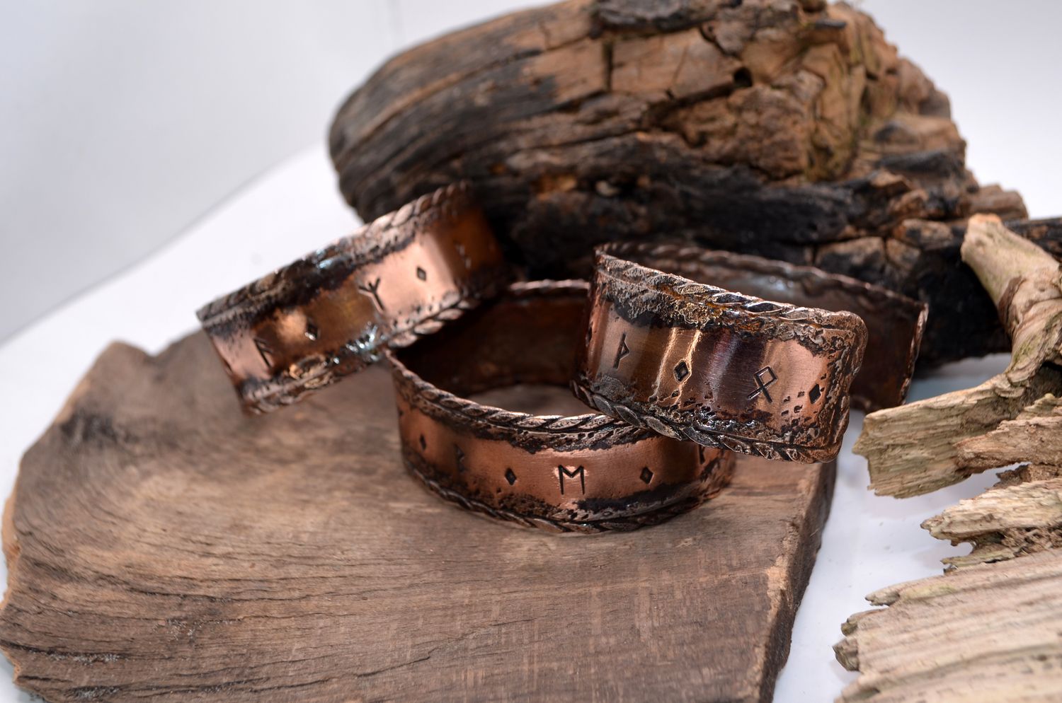 Męska bransoleta miedziana z runami – ręcznie kuta i patynowana, handmade