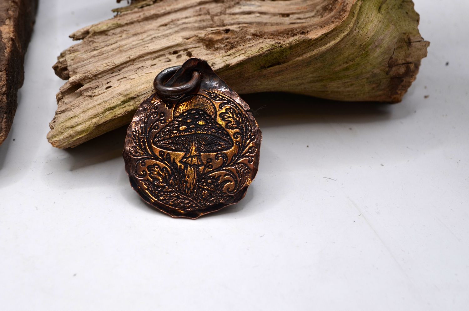 Miedziana zawieszka z muchomorem Amanita – grawer chemiczny, handmade