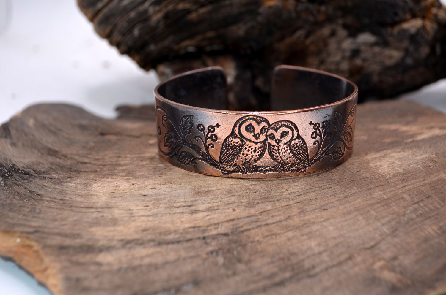 Miedziana bransoleta z sowami i ornamentem roślinnym – grawer chemiczny, handmade