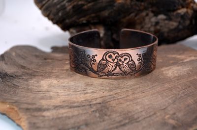 Miedziana bransoleta z sowami i ornamentem roślinnym – grawer chemiczny, handmade