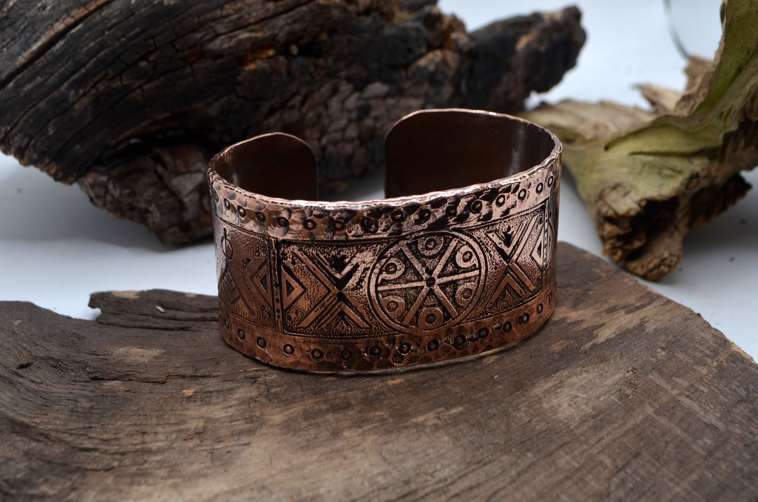 Szeroka męska bransoleta miedziana z grawerem – kuta i puncowana, handmade