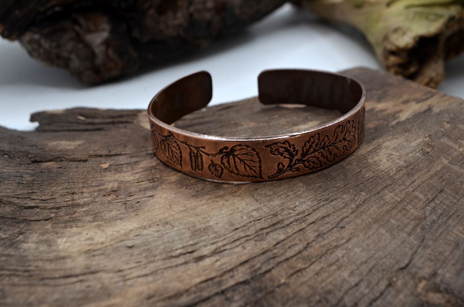 Miedziana bransoleta z liśćmi dębu – grawerowana, handmade