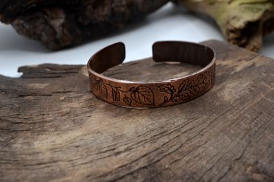 Miedziana bransoleta z liśćmi dębu – grawerowana, handmade