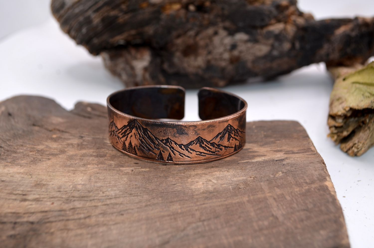 Miedziana bransoleta z górskim krajobrazem – grawer chemiczny, handmade
