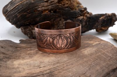 Miedziana bransoleta z ornamentalnym grawerem – grawer chemiczny, handmade