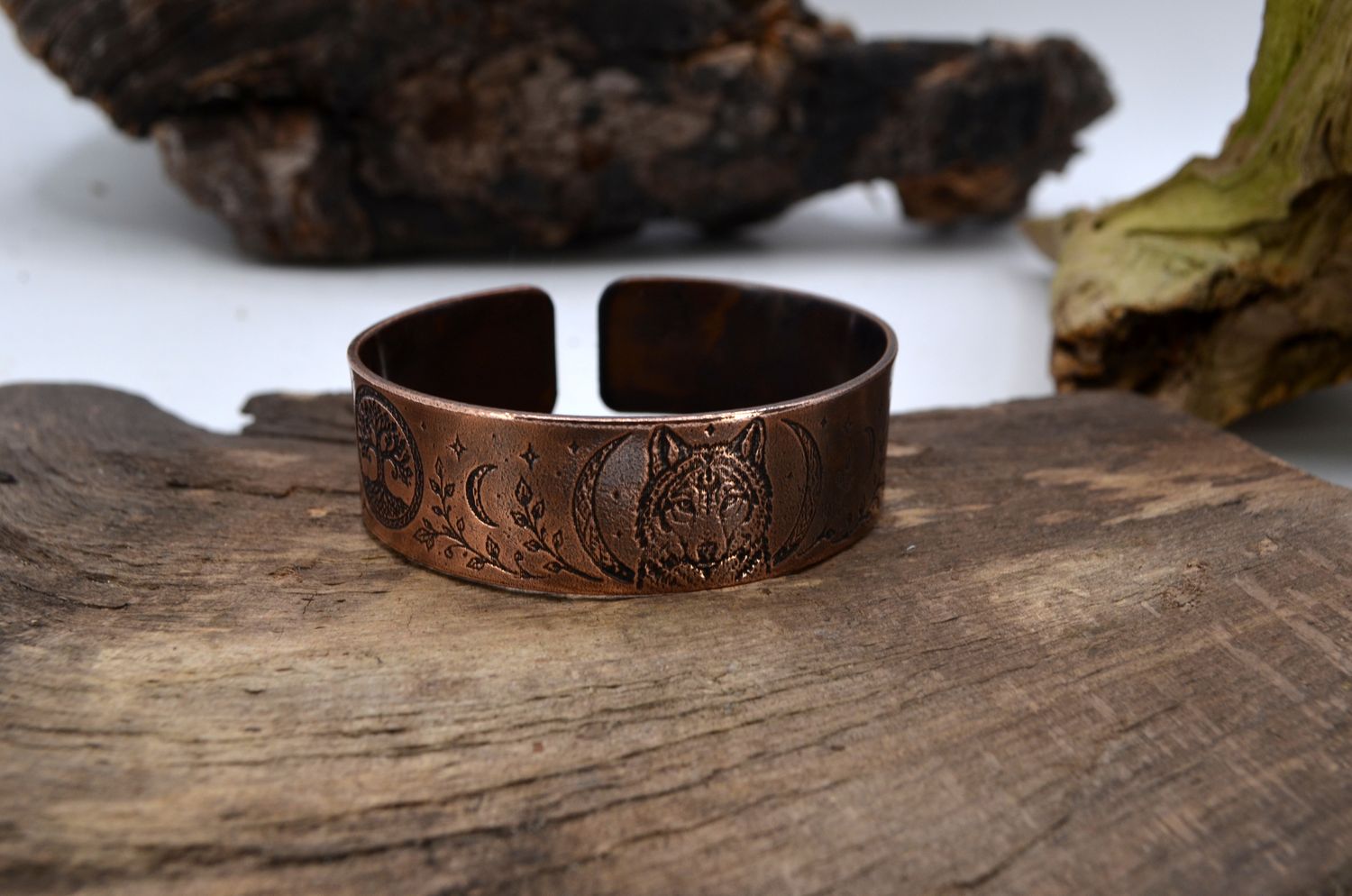 Miedziana bransoleta z wilkiem, fazami Księżyca i Drzewem Życia – grawer chemiczny, handmade