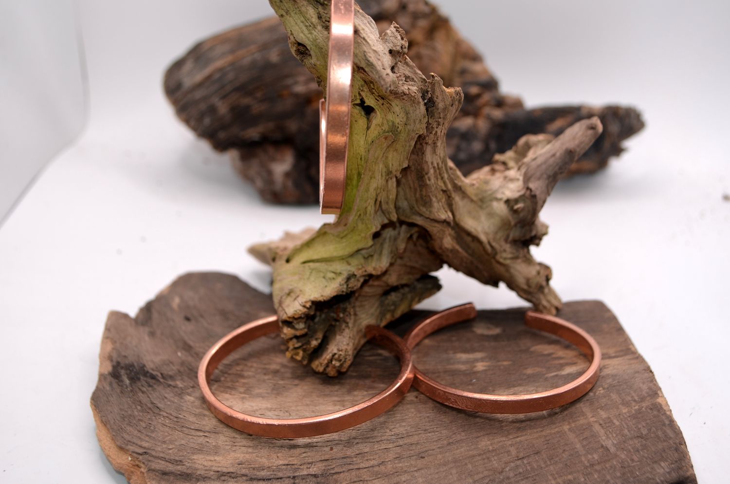 Minimalistyczna bransoleta z miedzi – handmade