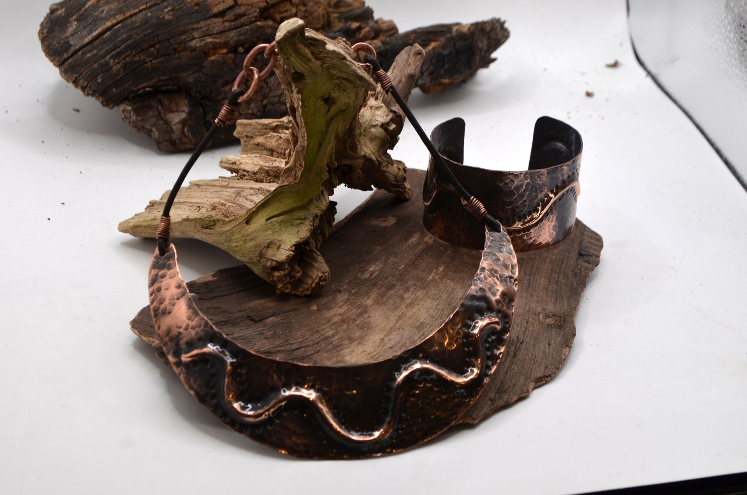 Miedziany komplet biżuterii „Fala” – kolia i szeroka bransoleta, handmade