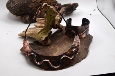 Miedziany komplet biżuterii „Fala” – kolia i szeroka bransoleta, handmade