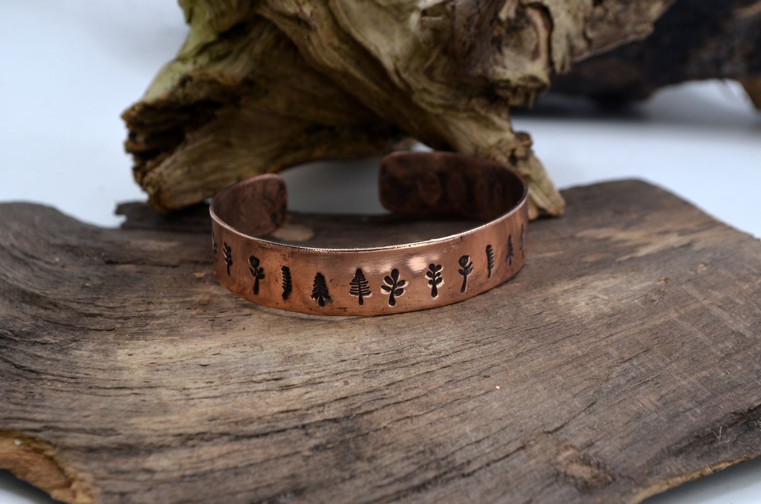 Miedziana bransoleta z motywami roślinnymi – ręcznie puncowana, wysoki połysk, handmade