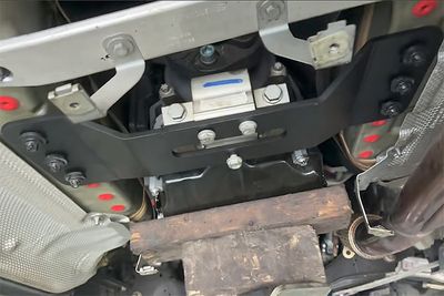 GEARBOX BRACKET FOR MERCEDES BENZ W205 M274 AND M264 C300 ALSO INCLUDE 3 SCREW BOLTS FOR GEARBOX MOUNT 