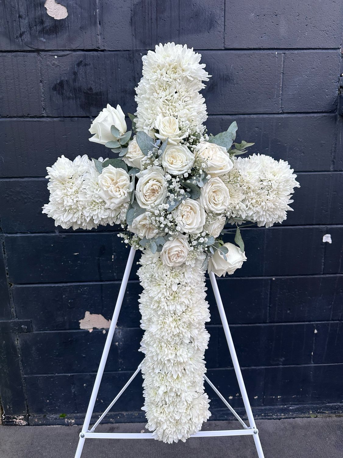 CHRYSANTHEMUM WHITE ROSES AND GUM MEDIUM CROSS