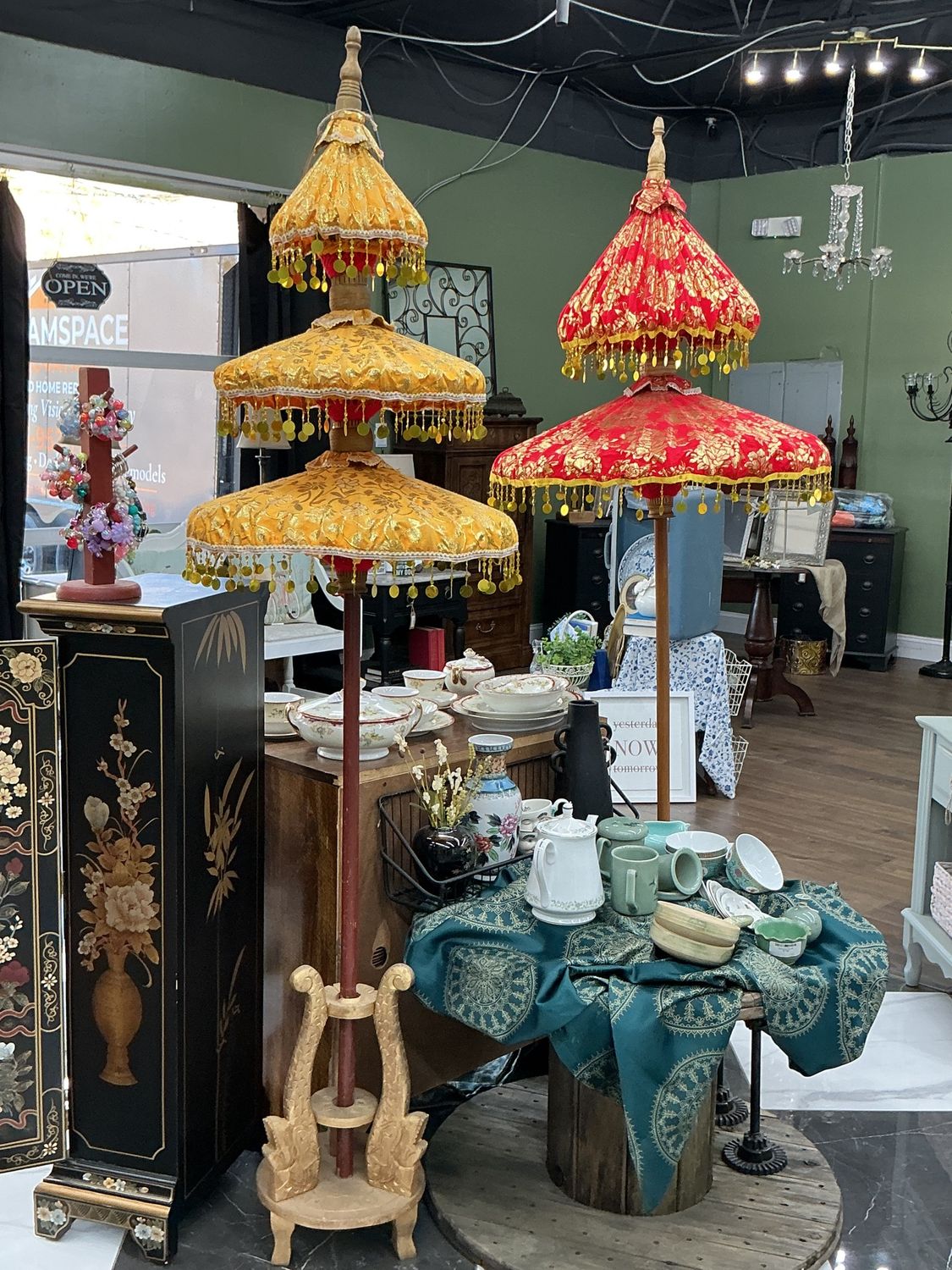 ORIENTAL PARASOL STAND