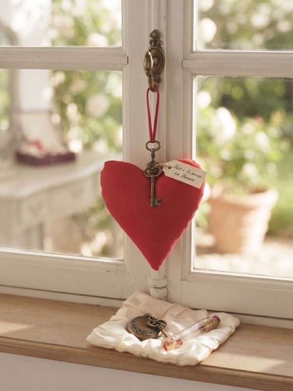 Cœur rouge brodé amour