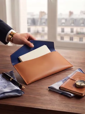 Pochette en cuir camel intérieur bleu