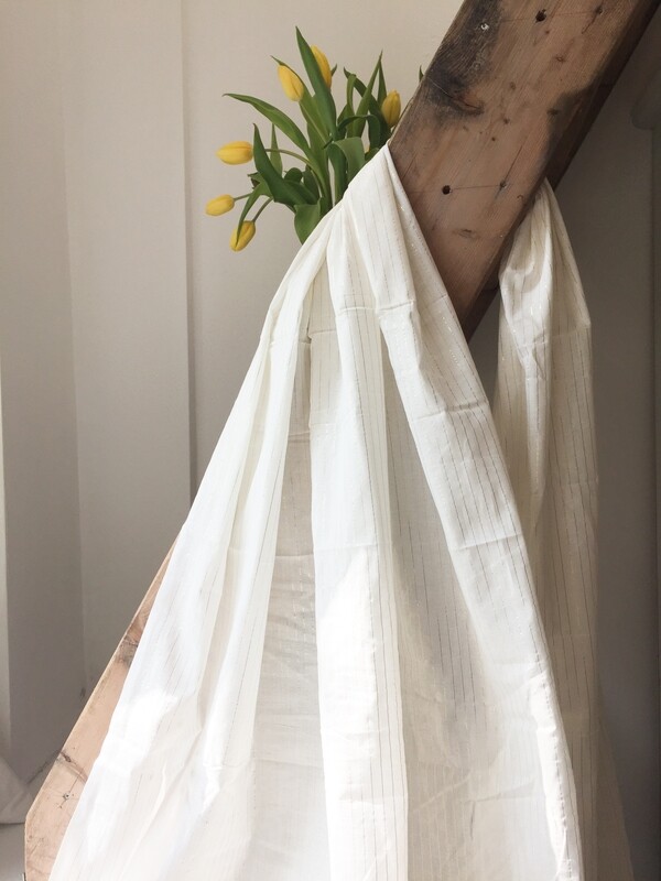 Coton blanc ligné de lurex doré vendu par 50 cm