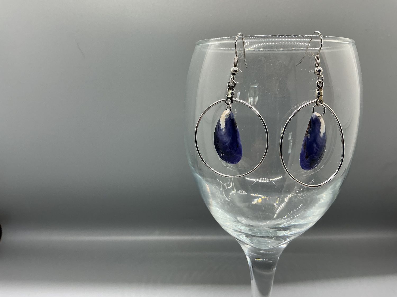 BLUE SHELL SILVER OVAL, Material: Mussel shell