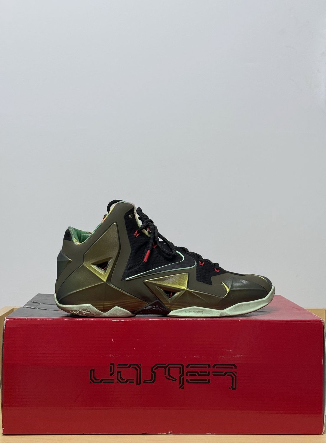 Nike Lebron 11 Kings Pride Sz 11M