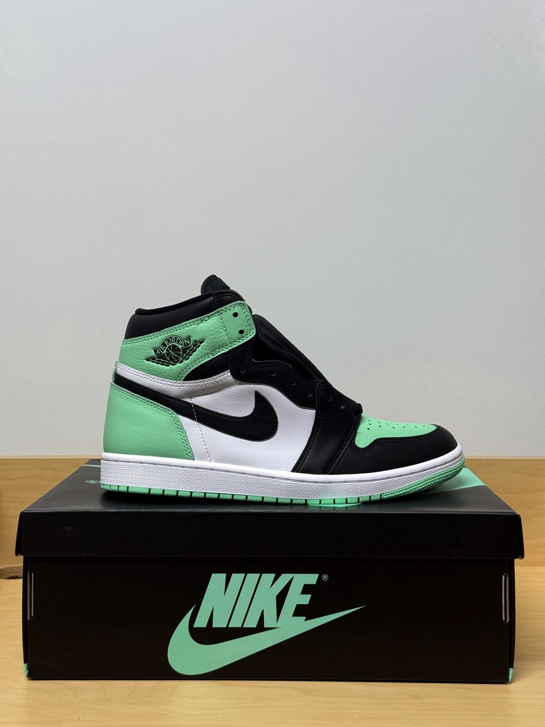 Jordan 1 Green Glow Sz 9.5M