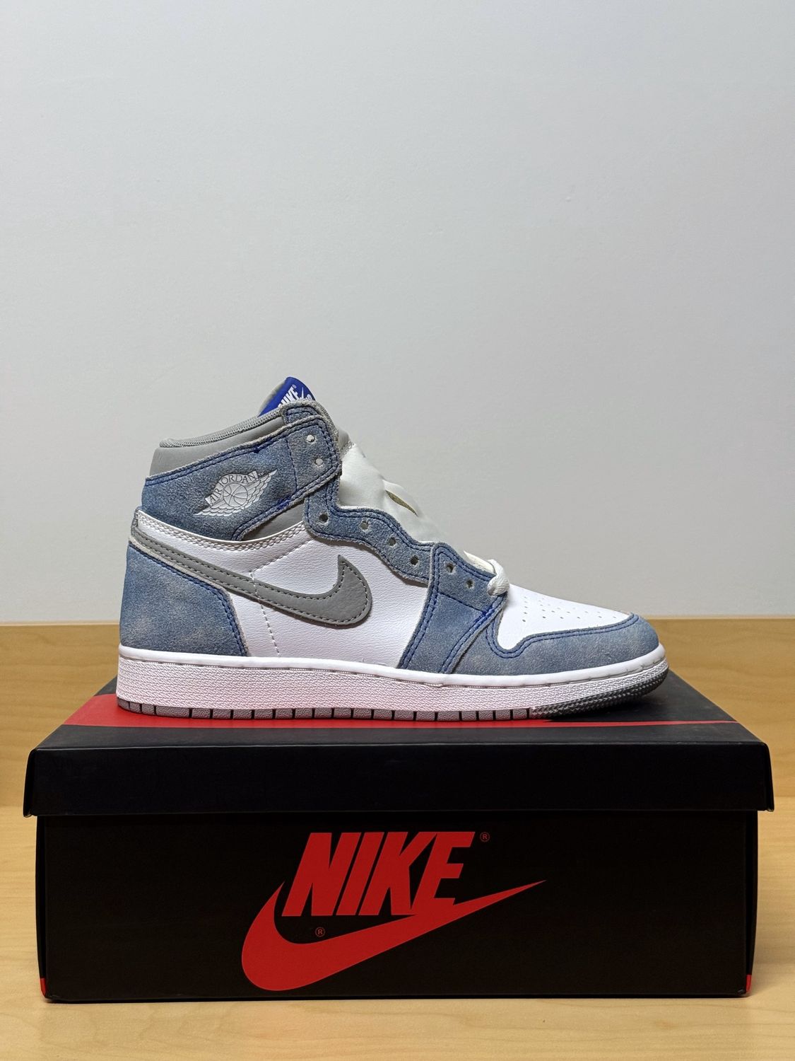 Jordan 1 Hyper Royals Sz 4.5Y