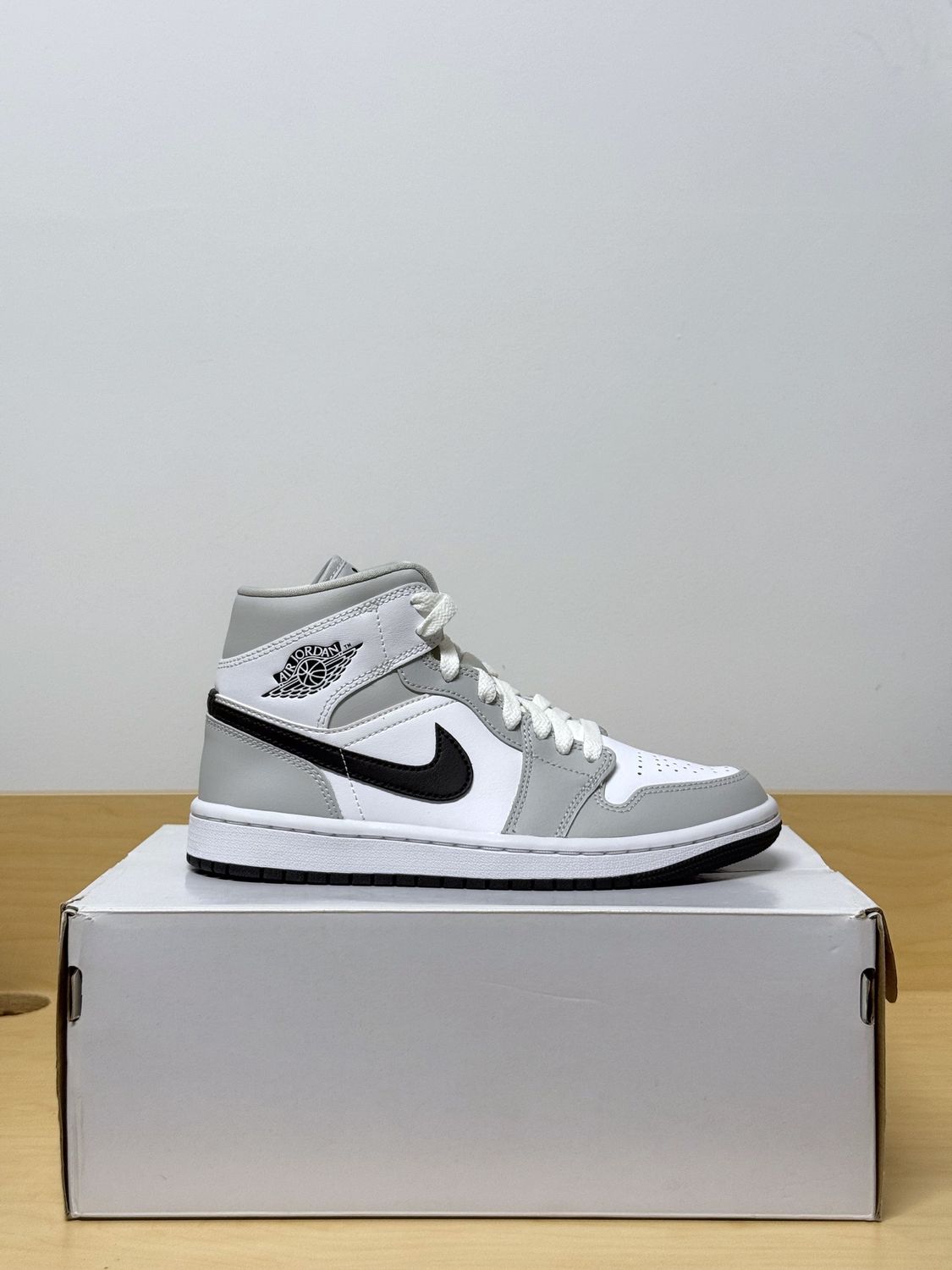 Jordan 1 Mid Light Smoke Grey Sz 6W