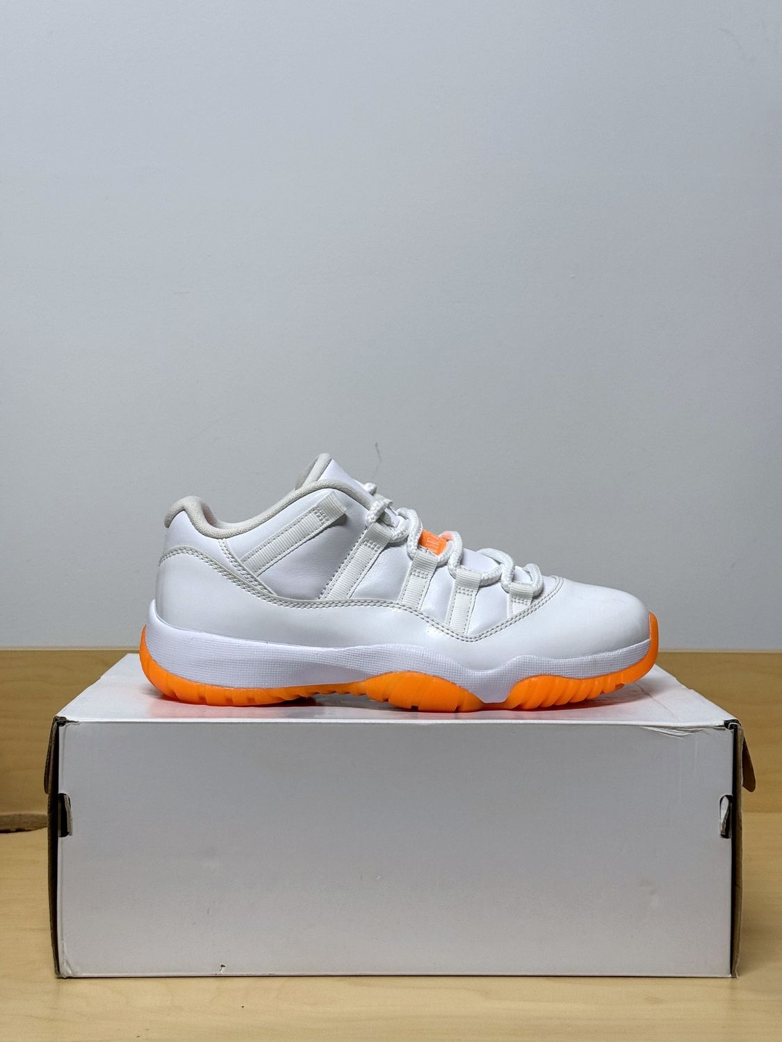 Jordan 11 Low Citrus Sz 7.5W (6Y)