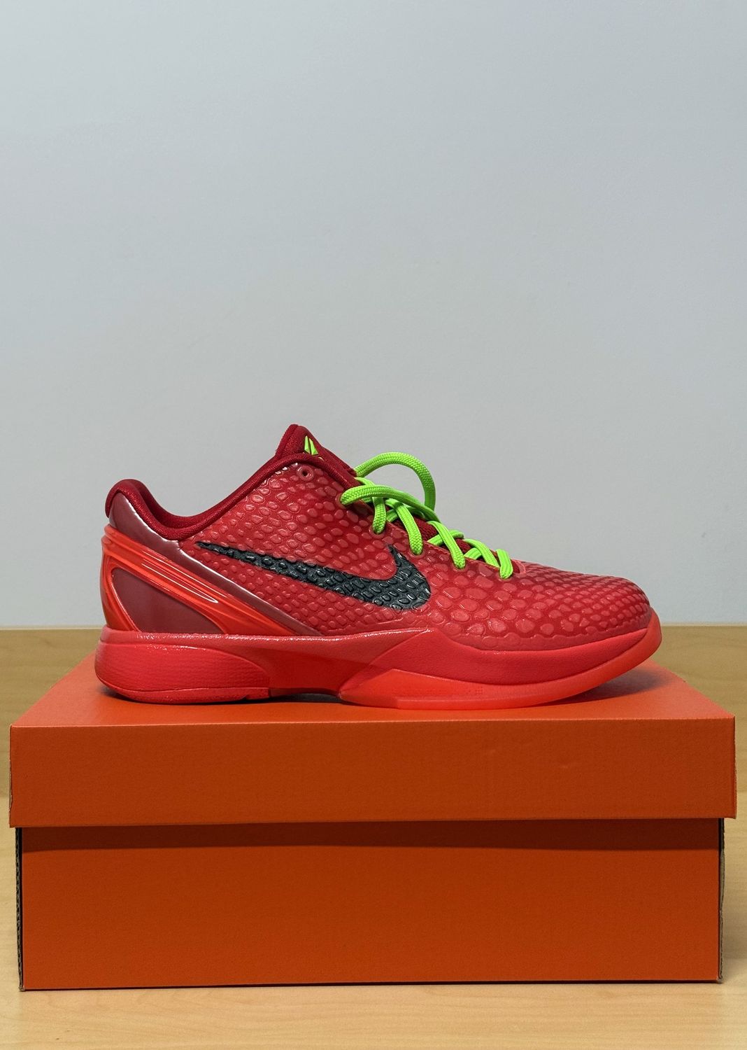 Kobe 6 Red Grinch Sz 6Y