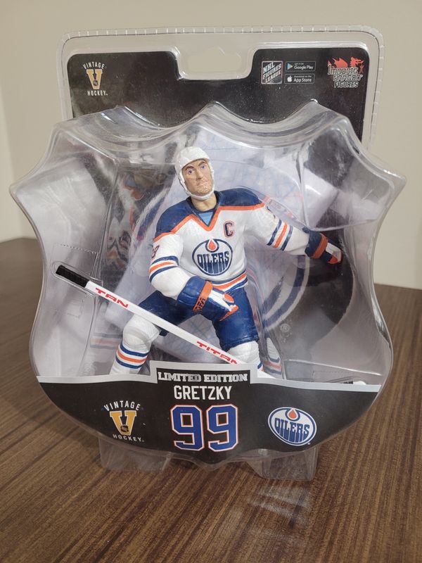 Wayne Gretzky Figurine - Slightly Damaged