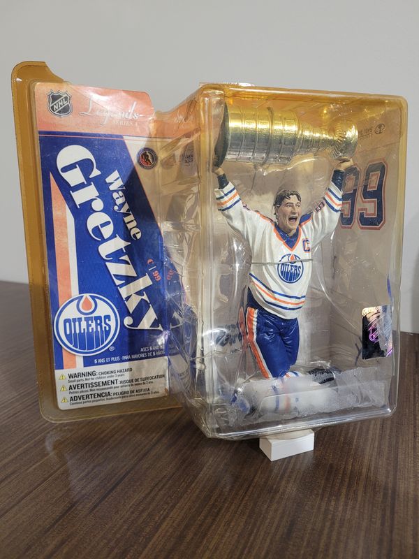 Wayne Gretzky McFarlane w/ Stanley Cup - Damaged