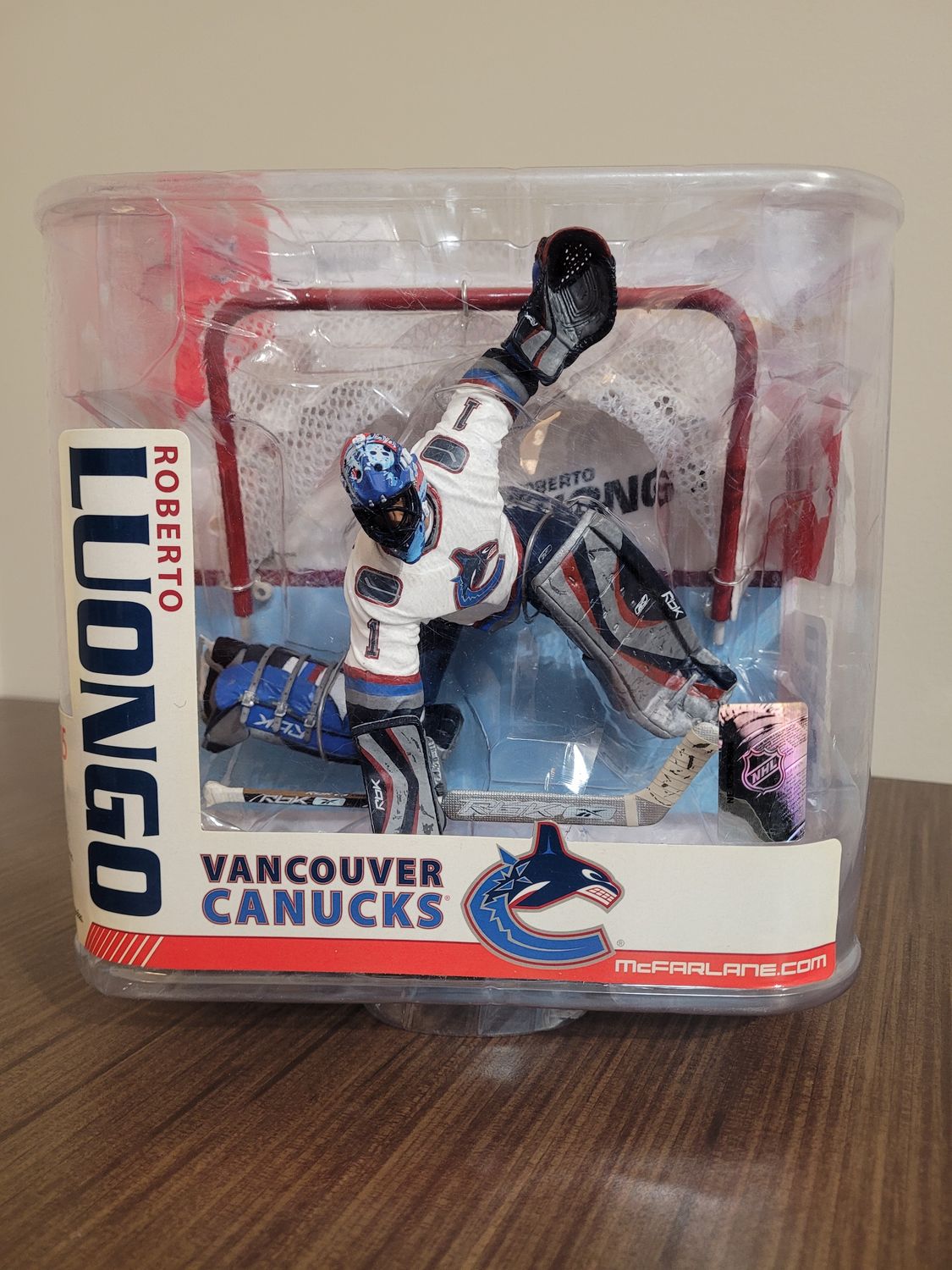 Roberto Luongo McFarlane w/ Net - Minimal Damage