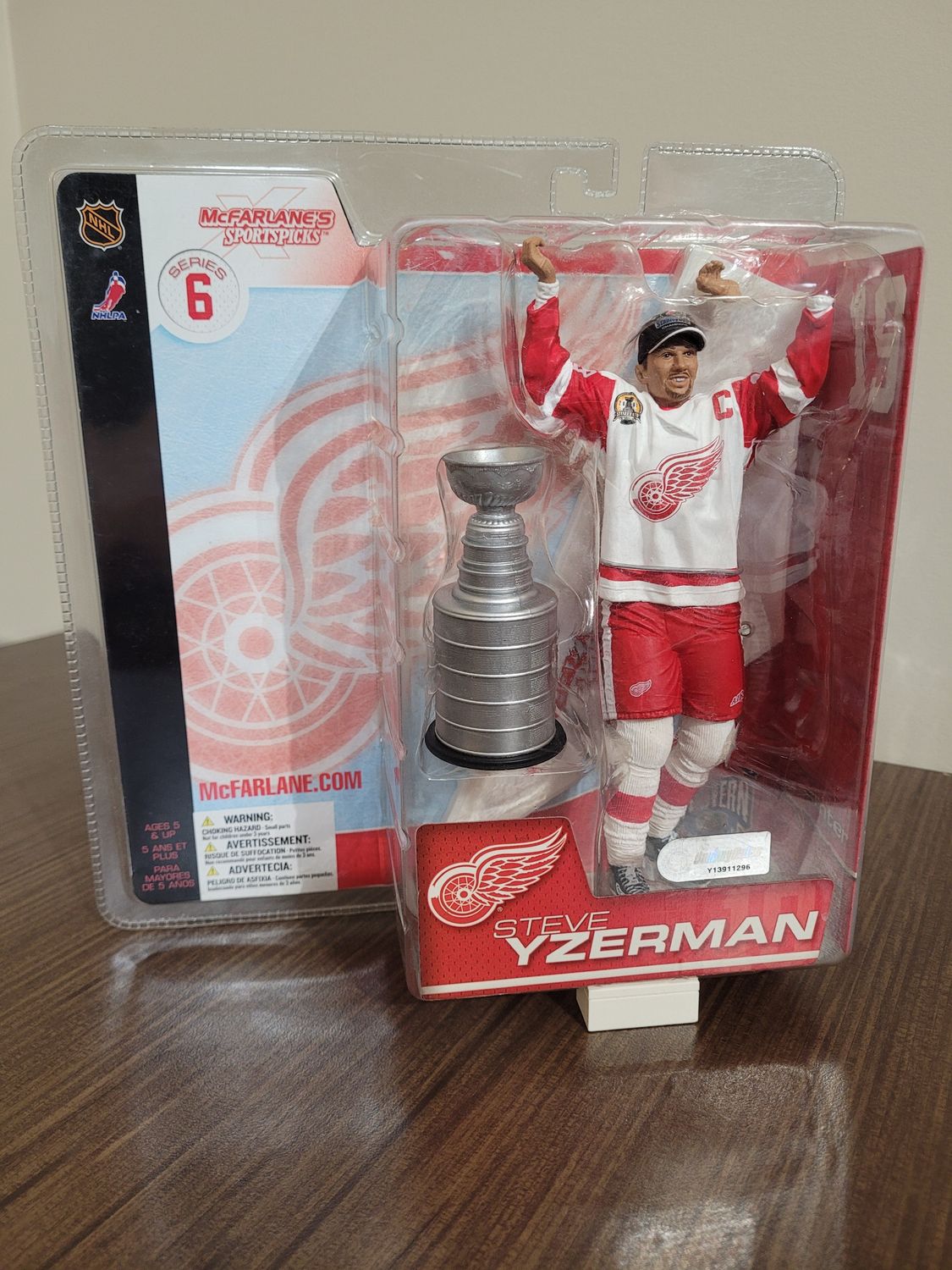 Steve Yzerman McFarlane w/ Stanley Cup - Broken Hand